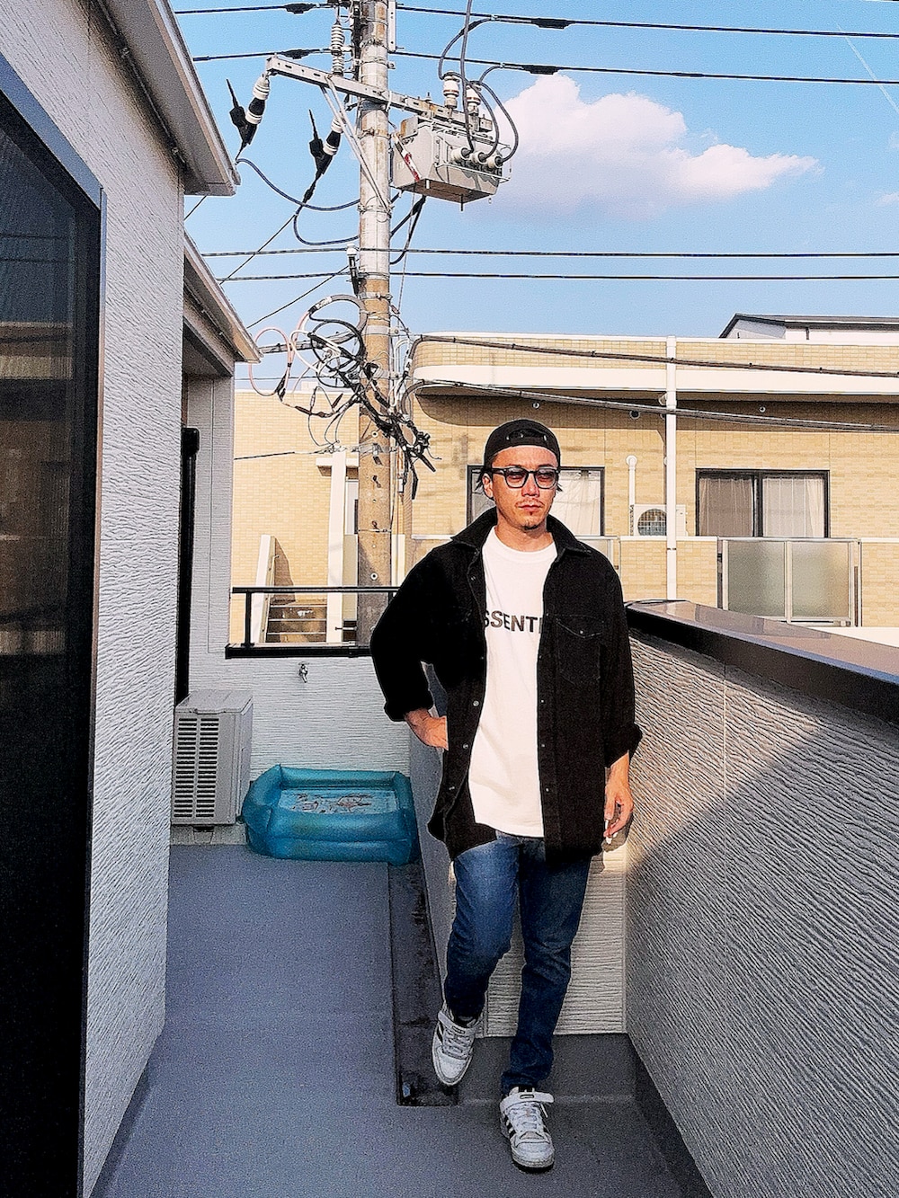 ホワイト系のTシャツ/カットソー、ブルー系のデニムパンツ、ホワイト系のスニーカーを着用したメンズの秋コーディネートの2枚目の写真