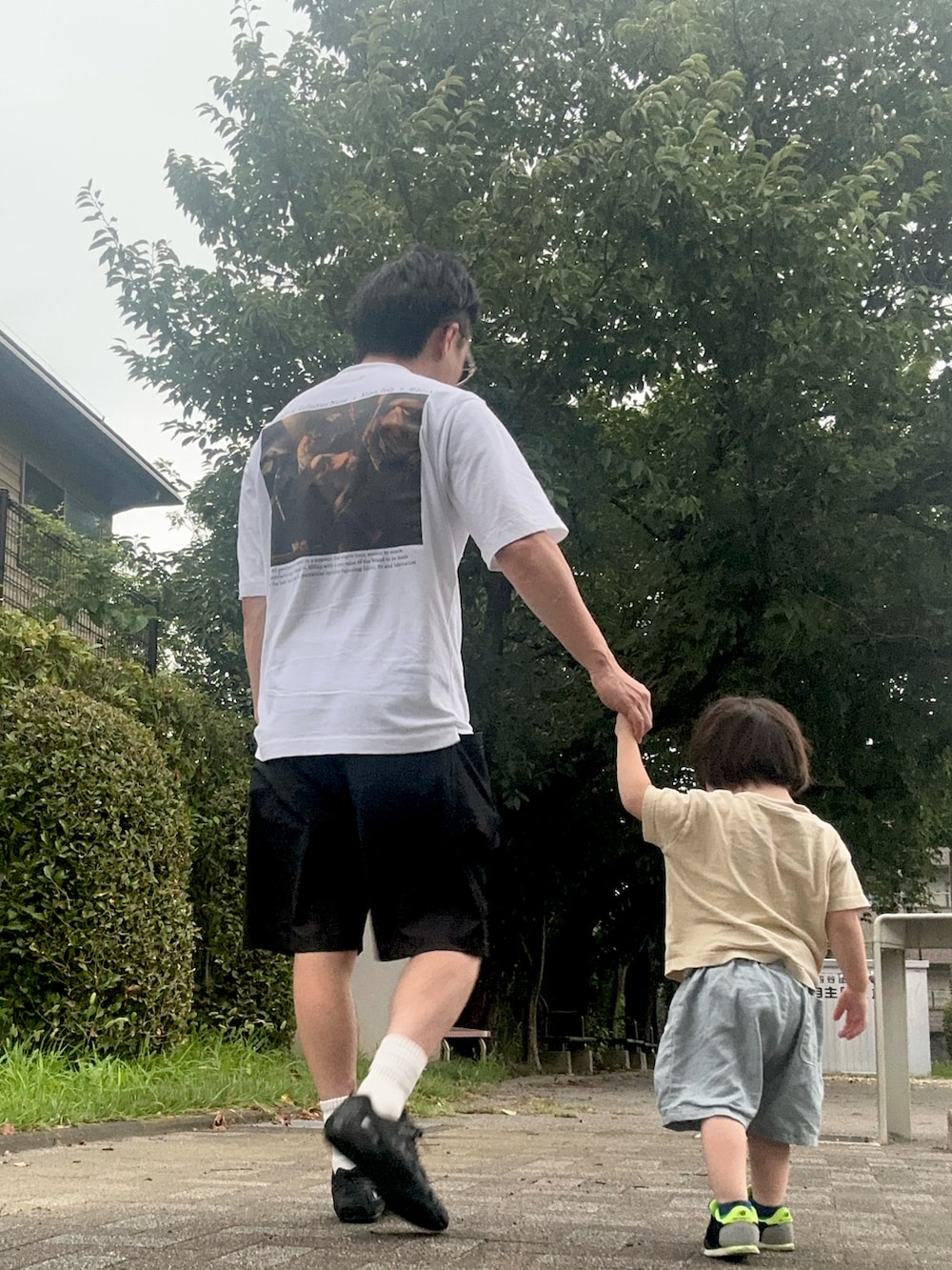 ブラック系のその他パンツ、ブラック系のスニーカー、ホワイト系のTシャツ/カットソーを着用したメンズの夏コーディネートの5枚目の写真