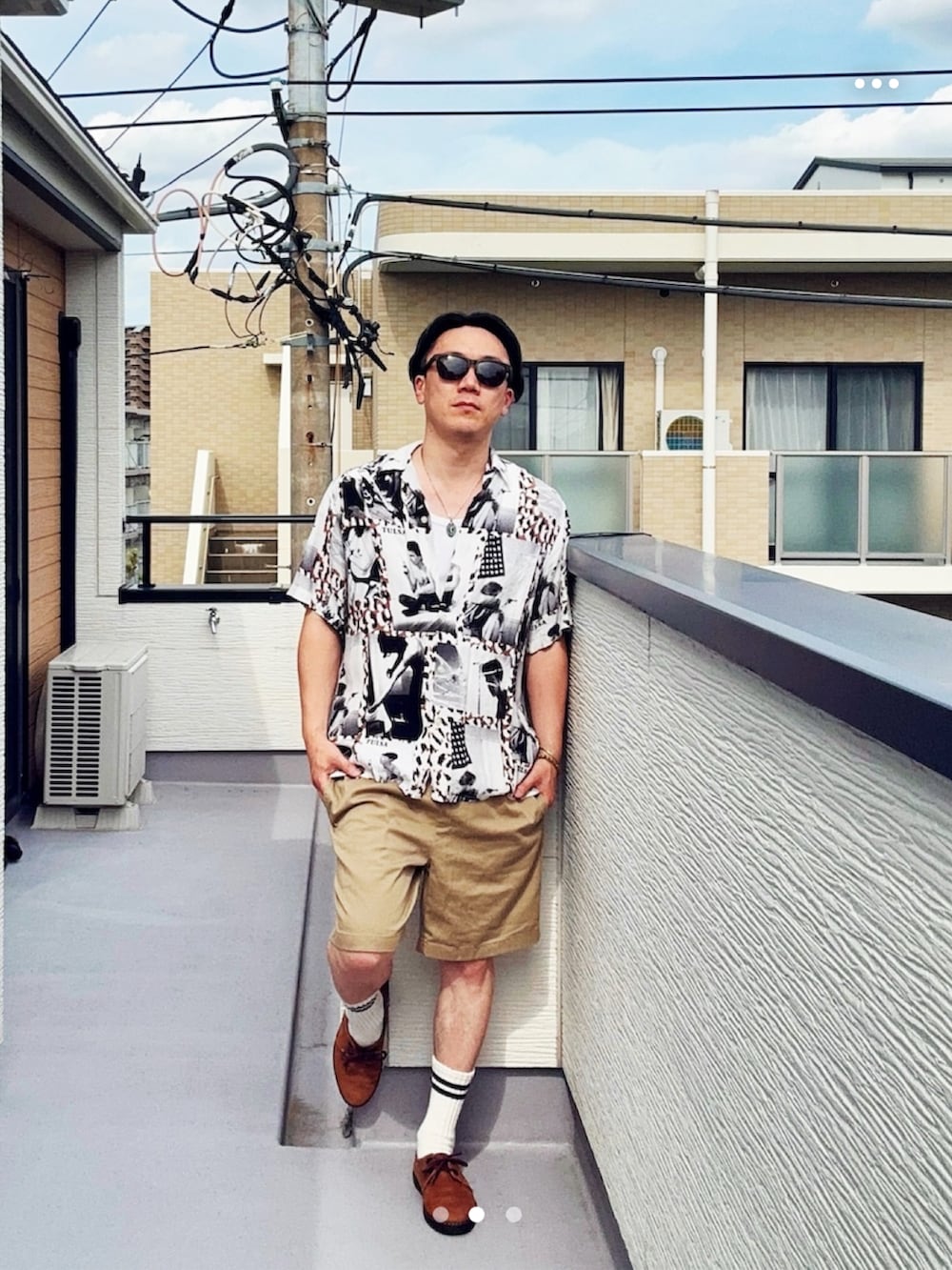 ホワイト系のシャツ/ブラウス、ベージュ系のパンツ、ブラウン系のドレスシューズを着用したメンズの春コーディネートの2枚目の写真
