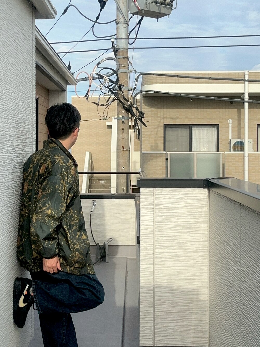 ホワイト系のTシャツ/カットソー、グリーン系のジャケット/アウター、ブルー系のデニムパンツを着用したメンズの秋コーディネートの4枚目の写真