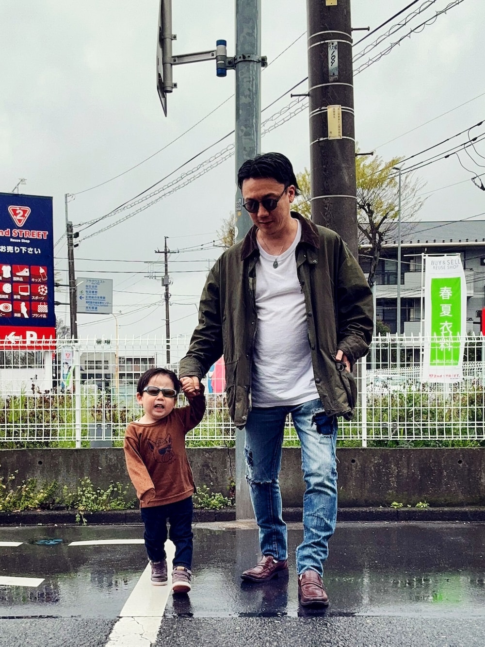 ホワイト系のTシャツ/カットソー、グリーン系のジャケット/アウター、ブルー系のデニムパンツを着用したメンズの春コーディネートの2枚目の写真