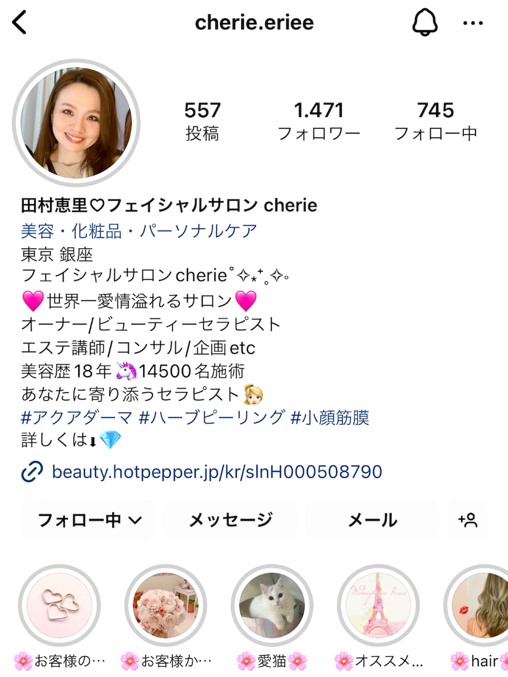 ホワイト系のTシャツ/カットソー、ブラック系のスウェットパンツ、ブラック系のスニーカーを着用したメンズの夏コーディネートの5枚目の写真