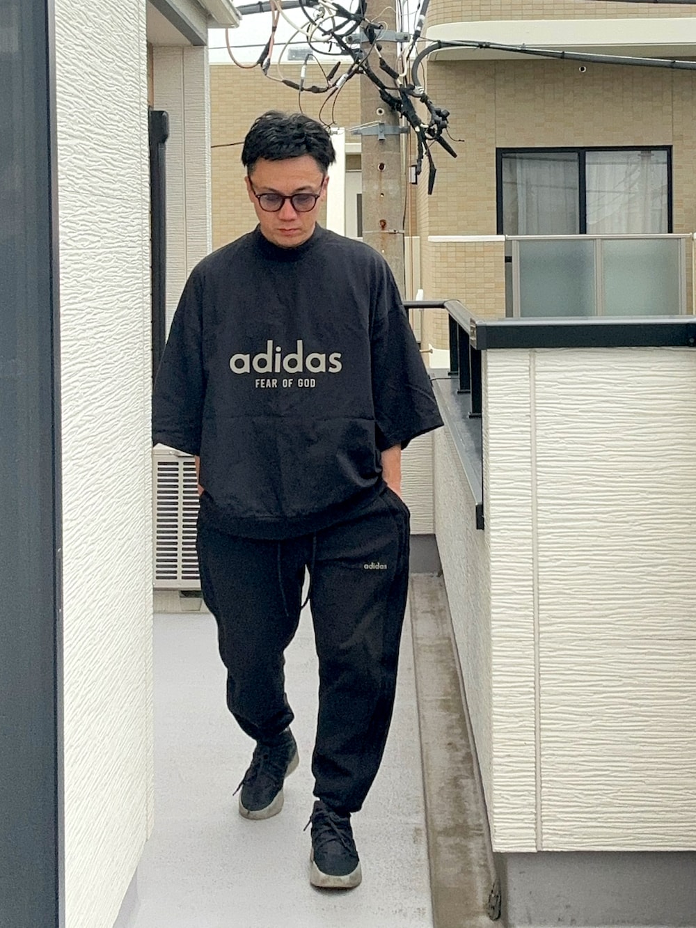 「セットアップ、スポーツミックス、ストリート、7部袖、ブラック、ブラックコーデ、大人コーデ、40代ファッション、レイヤードスタイル、レイヤード」｜「fear of god x adidas fear of god athleticsのfear of god x adidas fear of god athletics （スウェット、ブラック系）」を使った、（asatomoz）さん（メンズ・170cm）の夏コーディネートの4枚目の写真