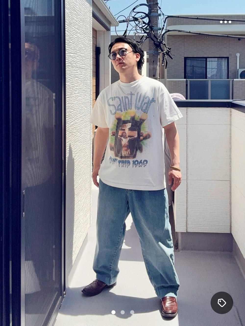 ホワイト系のTシャツ/カットソー、ブルー系のデニムパンツ、ブラウン系のローファーを着用したメンズの春コーディネートの2枚目の写真