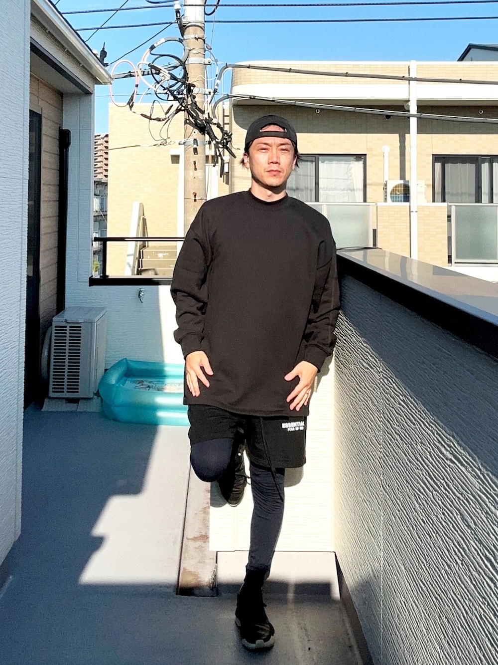 ブラック系のスウェットパンツ、ブラック系のスニーカー、ブラック系のスウェットを着用したメンズの秋コーディネートの2枚目の写真