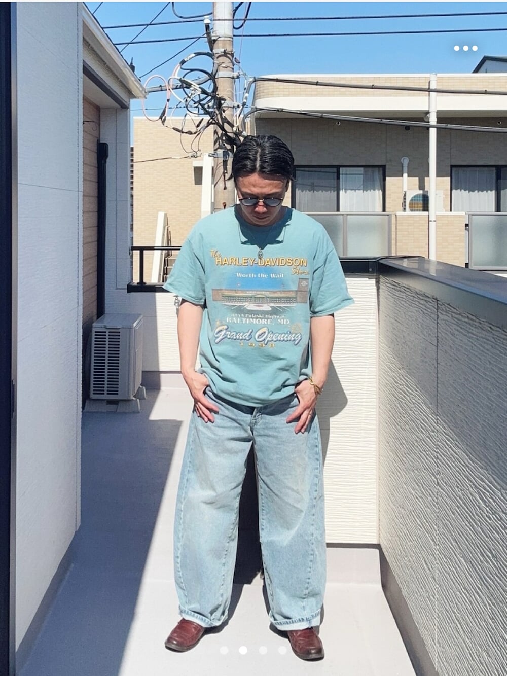 ブルー系のTシャツ/カットソー、ブルー系のデニムパンツ、ブラウン系のローファーを着用したメンズの春コーディネートの3枚目の写真