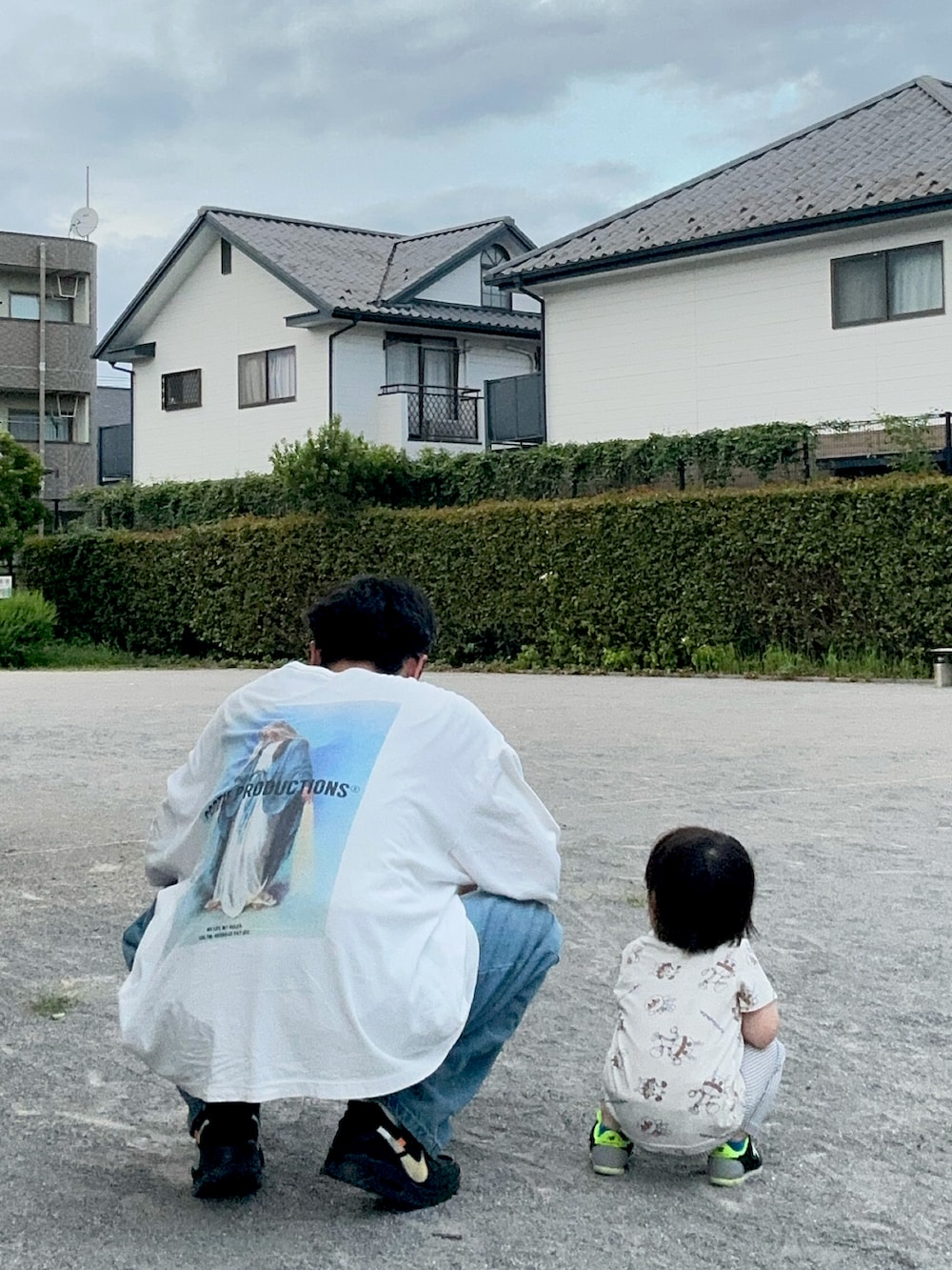 ホワイト系のTシャツ/カットソー、ブルー系のデニムパンツ、ブラック系のスニーカーを着用したメンズの夏コーディネートの4枚目の写真