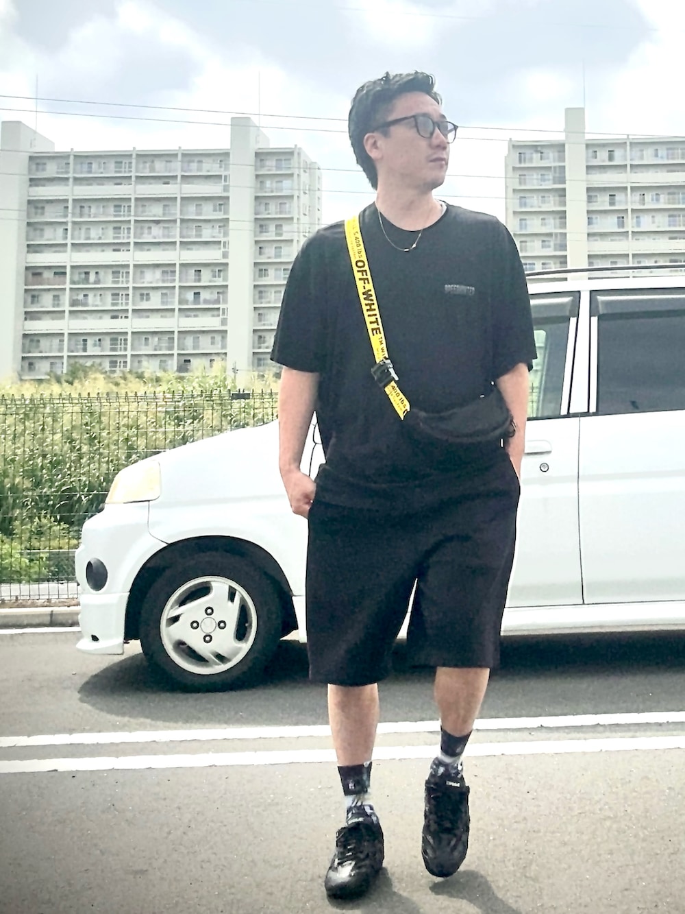 ブラック系のショルダーバッグ、ブラック系のTシャツ/カットソー、ブラック系のスウェットパンツを着用したメンズの夏コーディネートの3枚目の写真