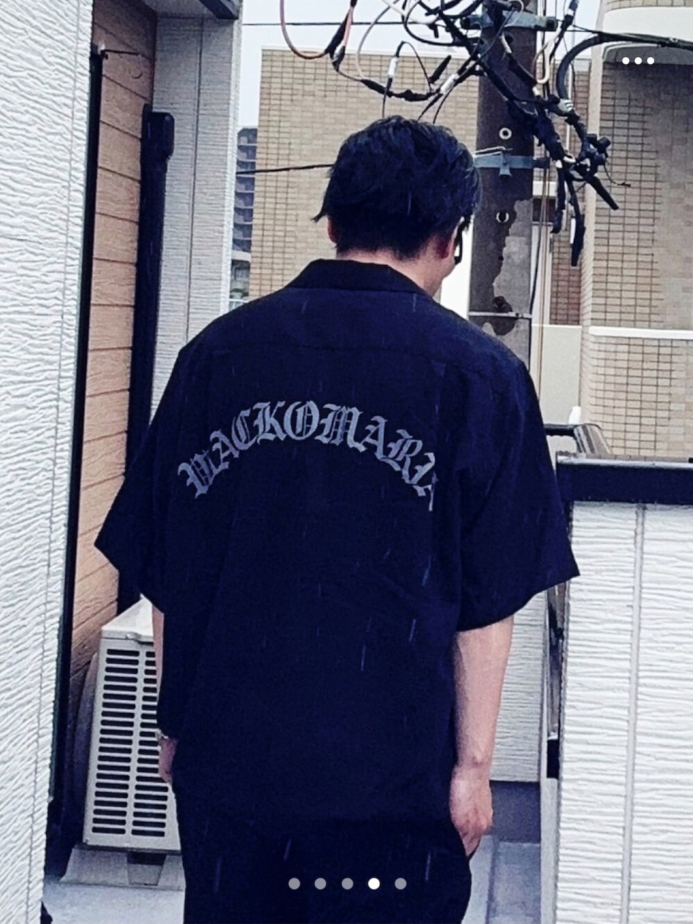 ブラック系のシャツ/ブラウス、ブラック系のパンツ、その他のサンダルを着用したメンズの夏コーディネートの4枚目の写真