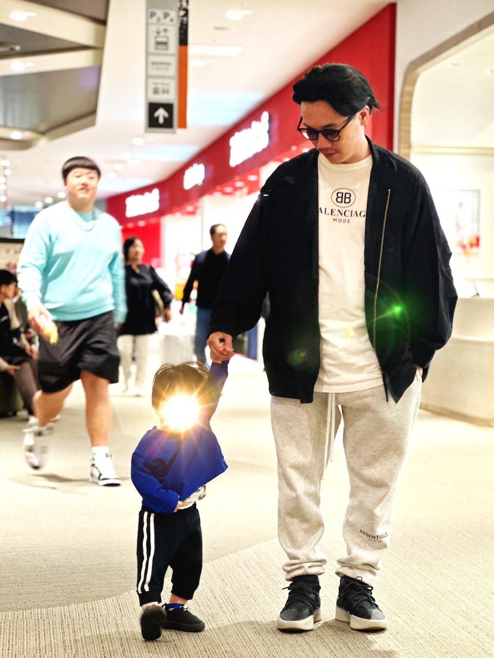 ホワイト系のTシャツ/カットソー、ブラック系のブルゾン、グレー系のスウェットパンツを着用したメンズの秋コーディネートの3枚目の写真