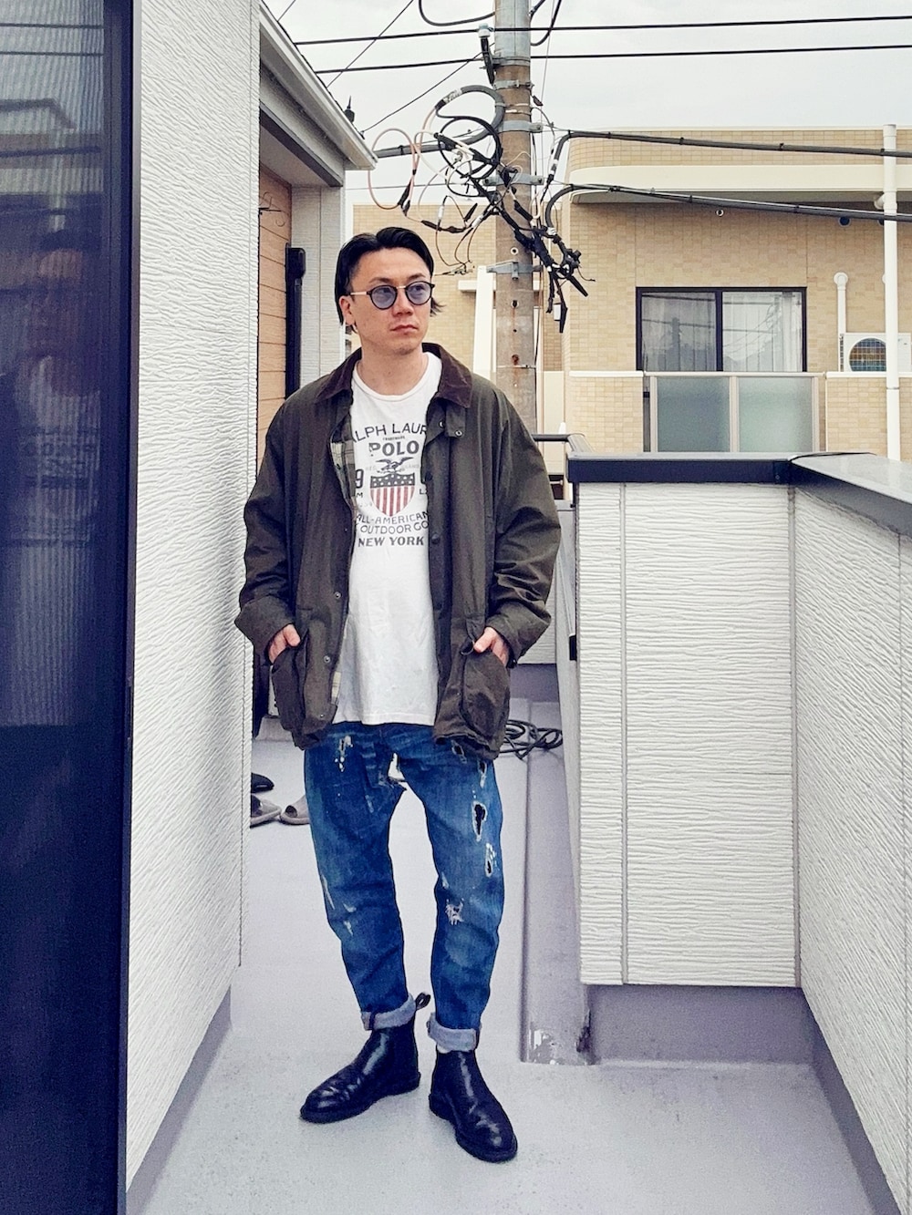 ブルー系のデニムパンツ、ホワイト系のTシャツ/カットソー、グリーン系のジャケット/アウターを着用したメンズの春コーディネートの3枚目の写真