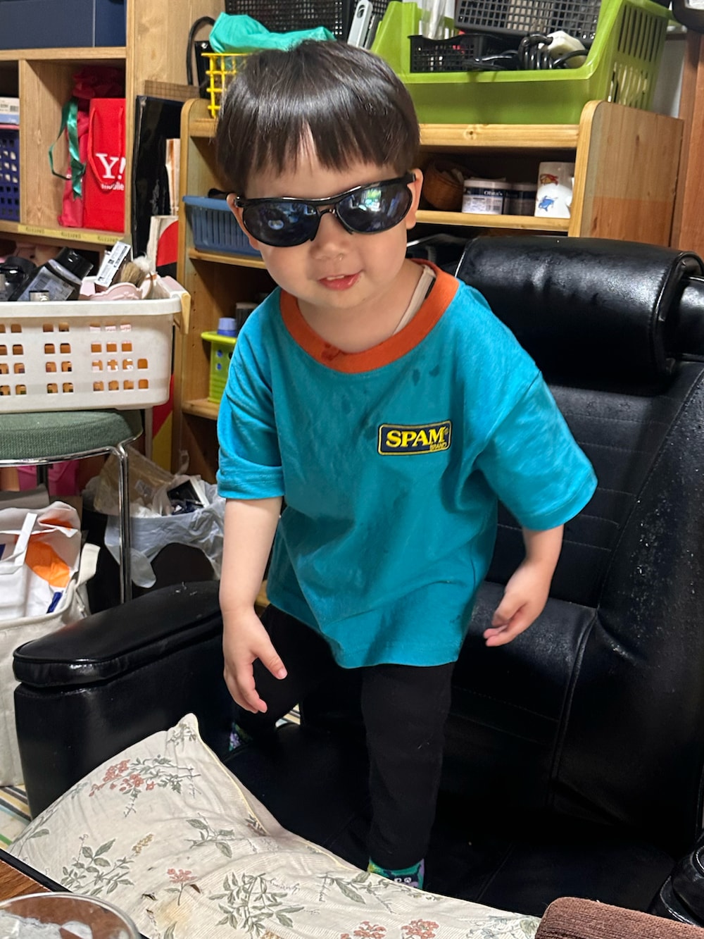 パープル系のソックス/靴下を着用したメンズの春コーディネートの2枚目の写真