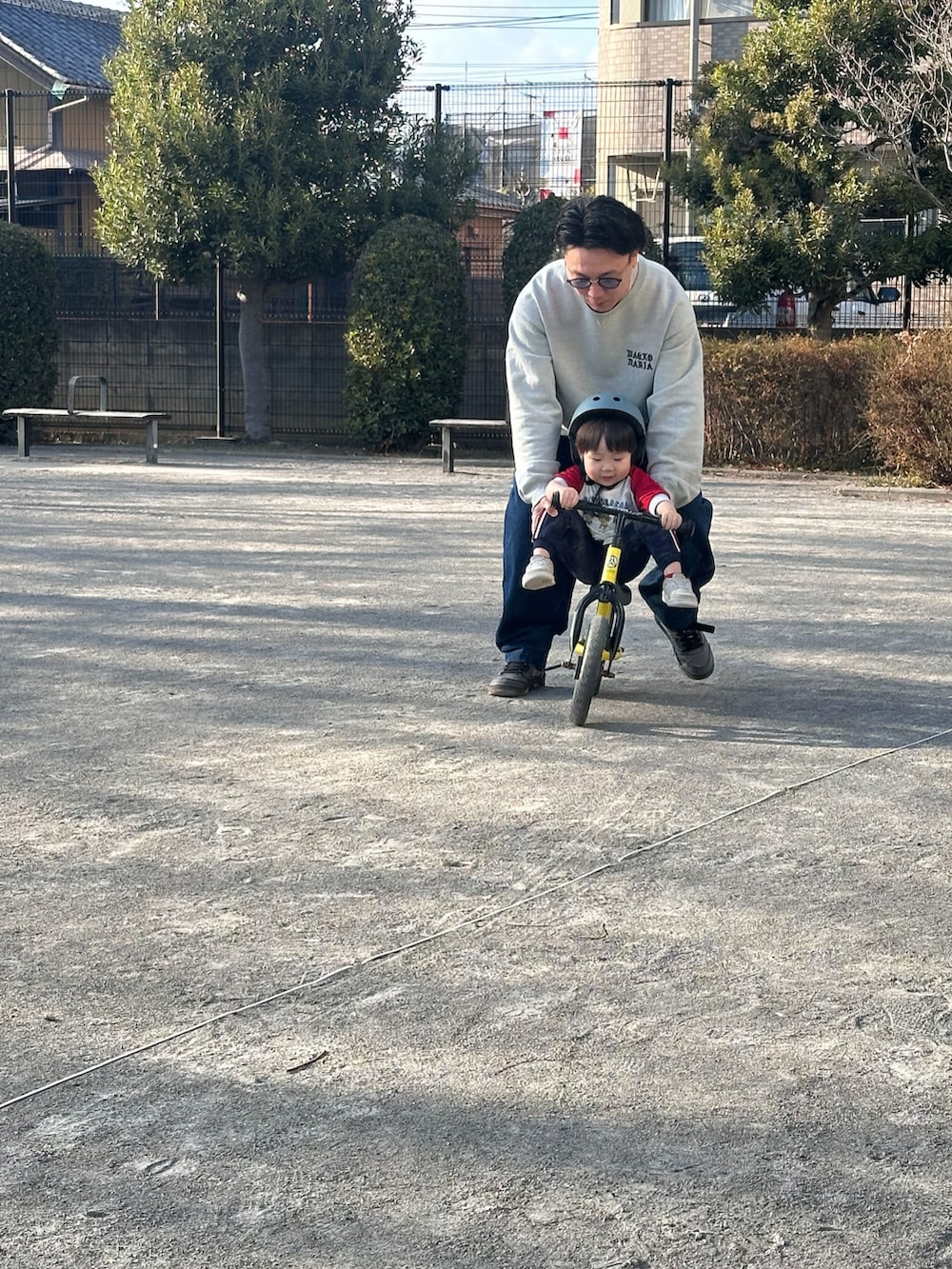 ブルー系のデニムパンツ、グレー系のスウェット、グレー系のスニーカーを着用したメンズの冬コーディネートの3枚目の写真