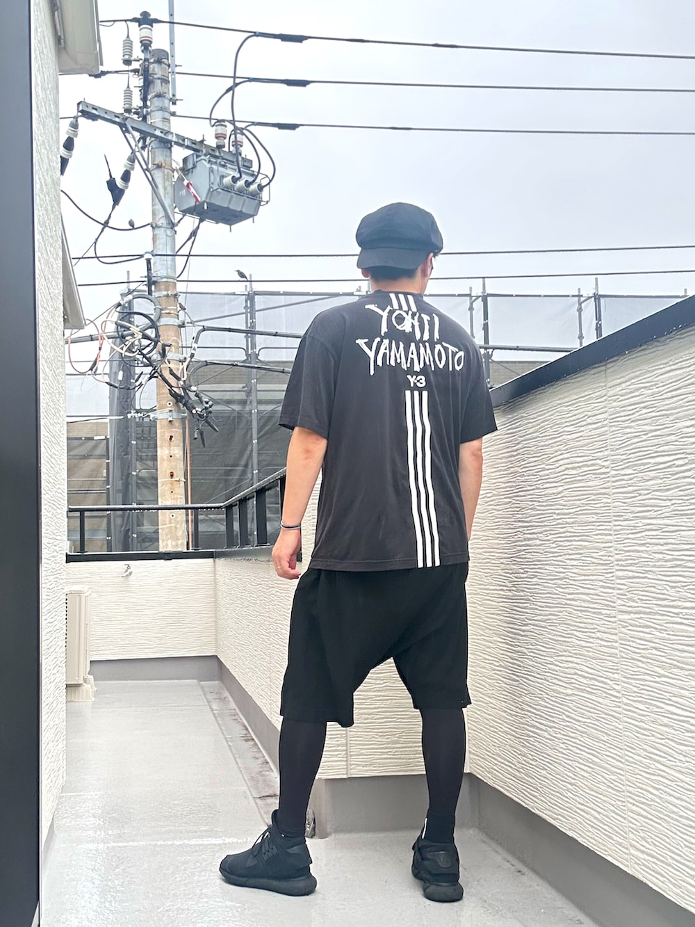 ブラック系のTシャツ/カットソー、ブラック系のその他パンツ、ブラック系のスニーカーを着用したメンズの夏コーディネートの3枚目の写真