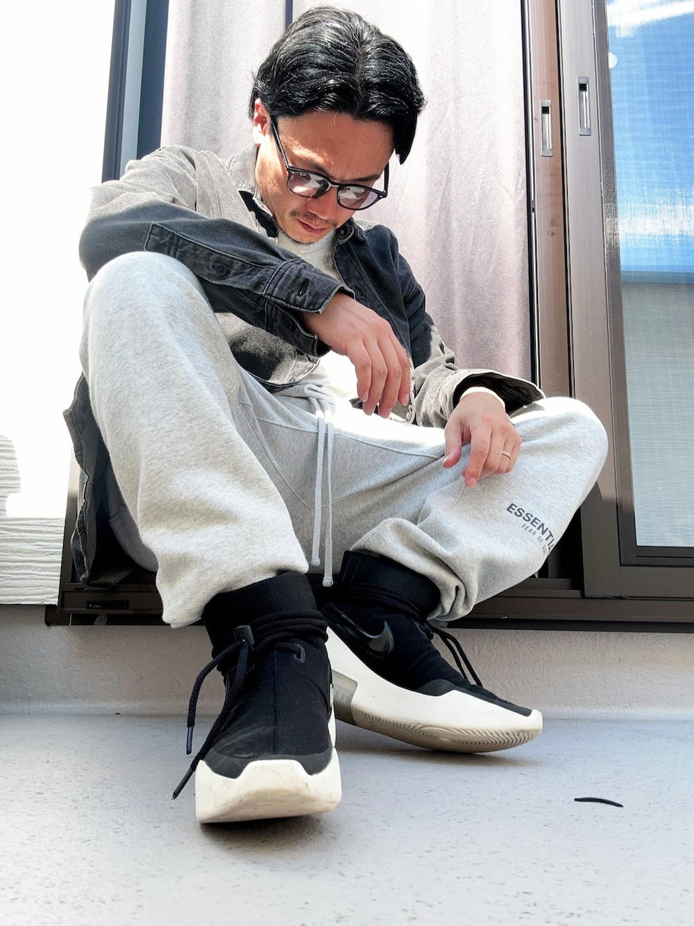 グレー系のTシャツ/カットソー、ブラック系のシャツ/ブラウス、グレー系のスウェットパンツを着用したメンズの秋コーディネートの3枚目の写真