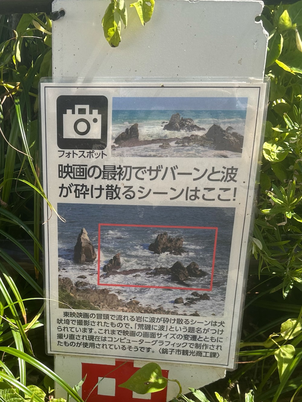 ブラック系のTシャツ/カットソー、グレー系のパンツ、ブルー系のスニーカーを着用したメンズの夏コーディネートの3枚目の写真