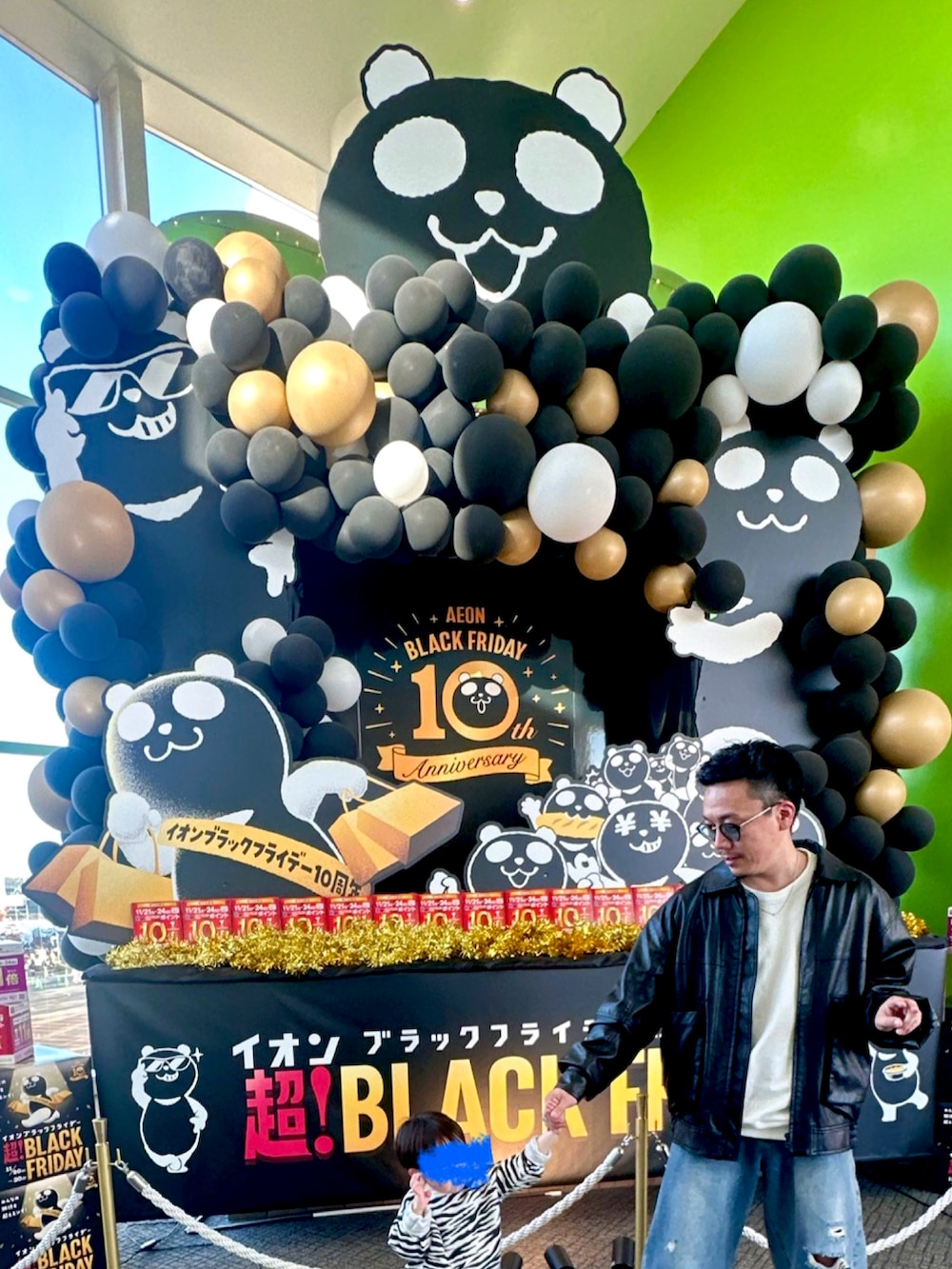 ブラック系のブルゾン、ブルー系のデニムパンツ、ホワイト系のスウェットを着用したメンズの秋コーディネートの3枚目の写真