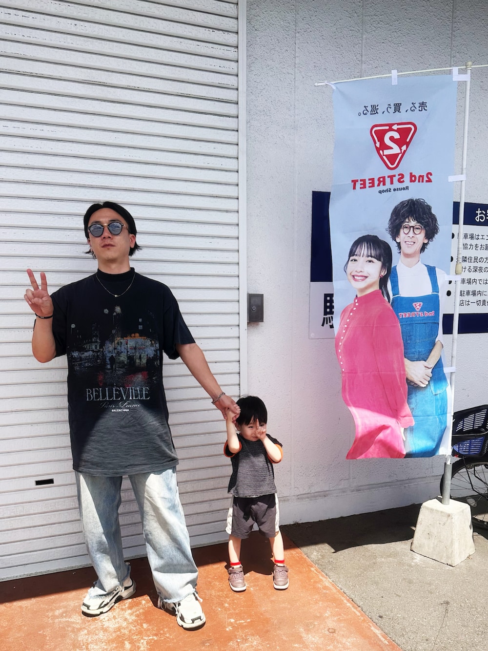 ブルー系のデニムパンツ、ブラック系のTシャツ/カットソー、ホワイト系のシューズを着用したメンズの夏コーディネートの3枚目の写真