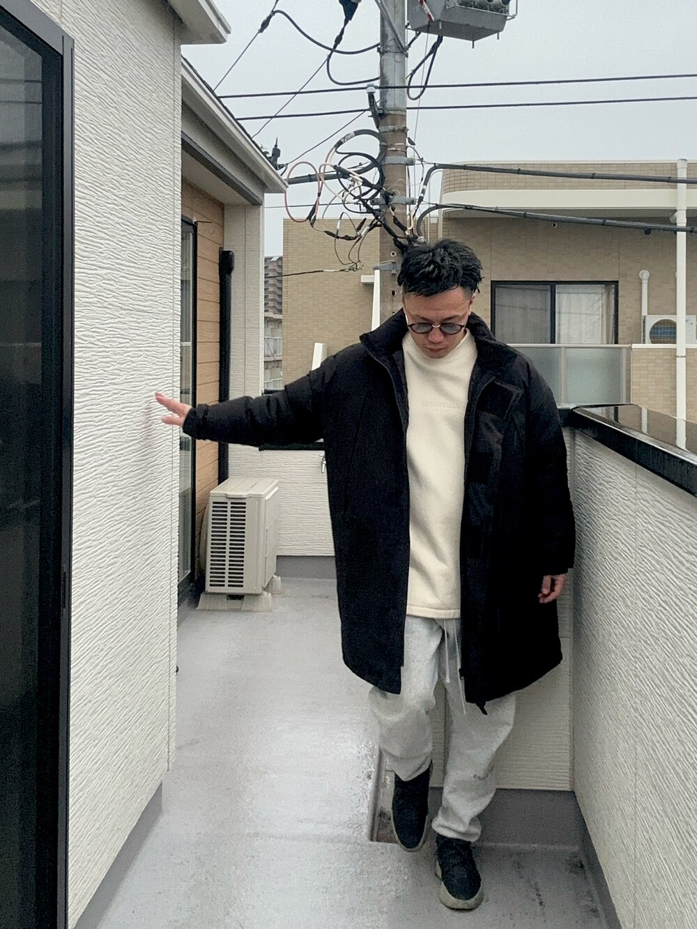 ベージュ系のスウェット、グレー系のスウェットパンツ、ブラック系のジャケット/アウターを着用したメンズの冬コーディネートの2枚目の写真