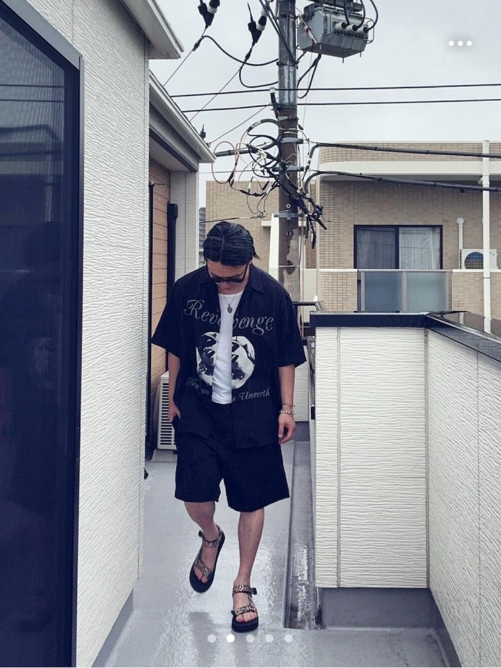 ブラック系のシャツ/ブラウス、ブラック系のパンツ、その他のサンダルを着用したメンズの夏コーディネートの2枚目の写真