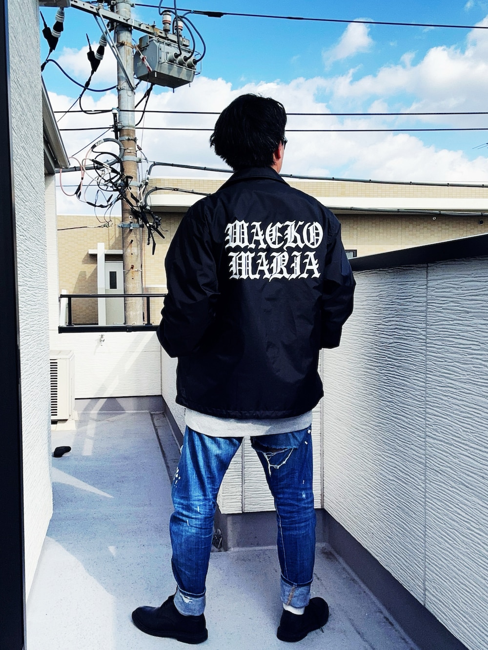 ブルー系のデニムパンツ、グレー系のスウェット、ブラック系のジャケット/アウターを着用したメンズの冬コーディネートの2枚目の写真