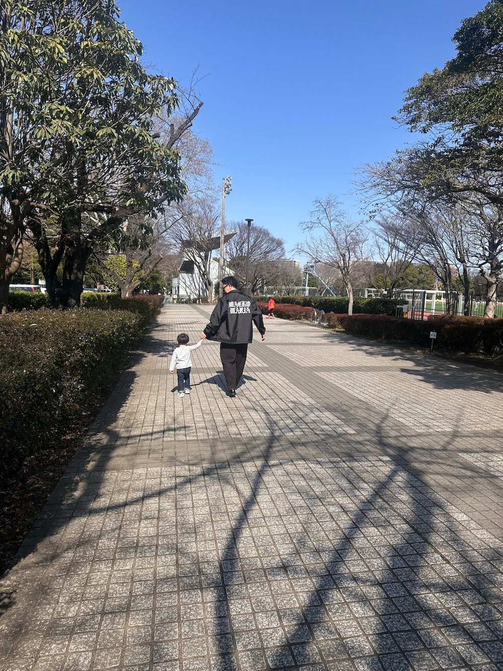 ブラック系のスラックス、ブラック系のシャツ/ブラウス、ブラック系のジャケット/アウターを着用したメンズの春コーディネートの4枚目の写真