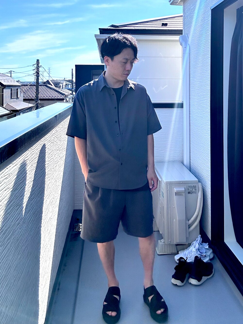 グレー系のシャツ/ブラウス、グレー系のその他パンツ、ブラック系のTシャツ/カットソーを着用したメンズの夏コーディネートの3枚目の写真