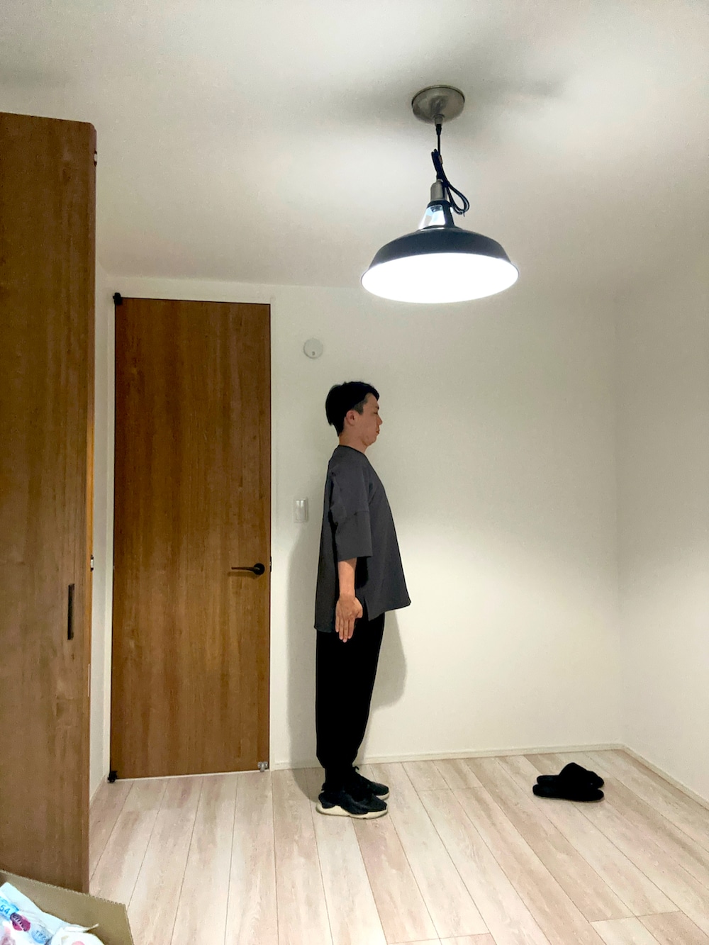 ブラック系のスニーカー、ブラック系のその他パンツ、グレー系のTシャツ/カットソーを着用したメンズの春コーディネートの5枚目の写真