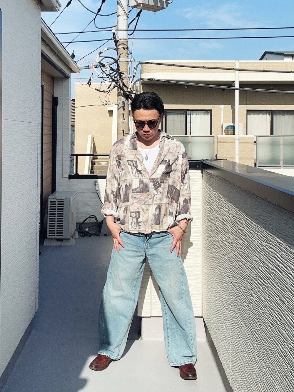 ベージュ系のシャツ/ブラウス、ブルー系のデニムパンツ、ブラウン系のローファーを着用したメンズの春コーディネートの2枚目の写真