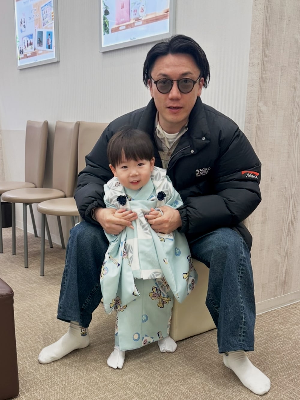 ブラック系のその他アウター、ベージュ系のシャツ/ブラウス、ブルー系のデニムパンツを着用したメンズの春コーディネートの5枚目の写真