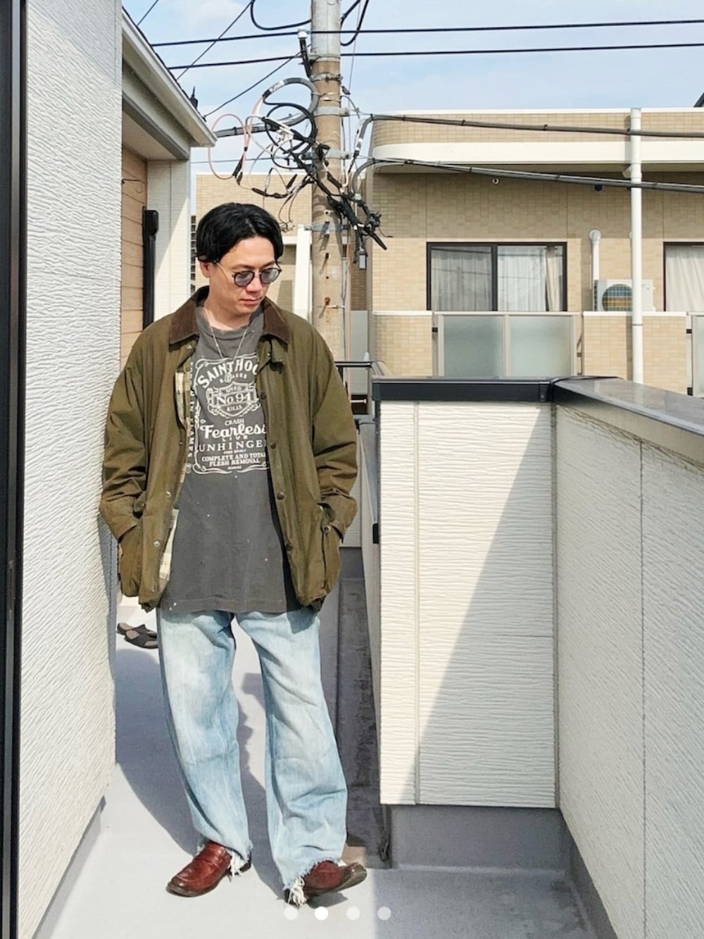 ブルー系のデニムパンツ、ブラック系のTシャツ/カットソー、グリーン系のジャケット/アウターを着用したメンズの秋コーディネートの2枚目の写真