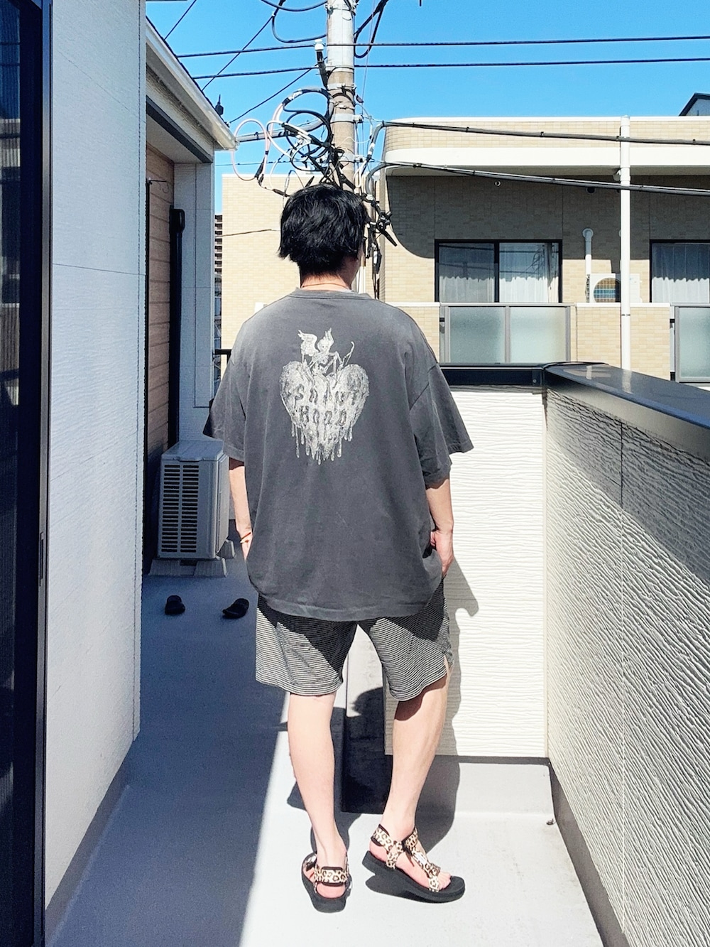 ブラック系のTシャツ/カットソー、ブラック系のパンツ、その他のサンダルを着用したメンズの夏コーディネートの5枚目の写真