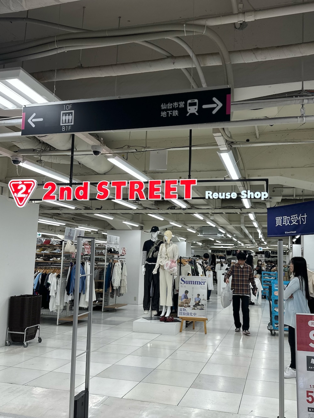 ホワイト系のTシャツ/カットソー、ブルー系のデニムパンツ、ブラック系のブーツを着用したメンズの春コーディネートの5枚目の写真