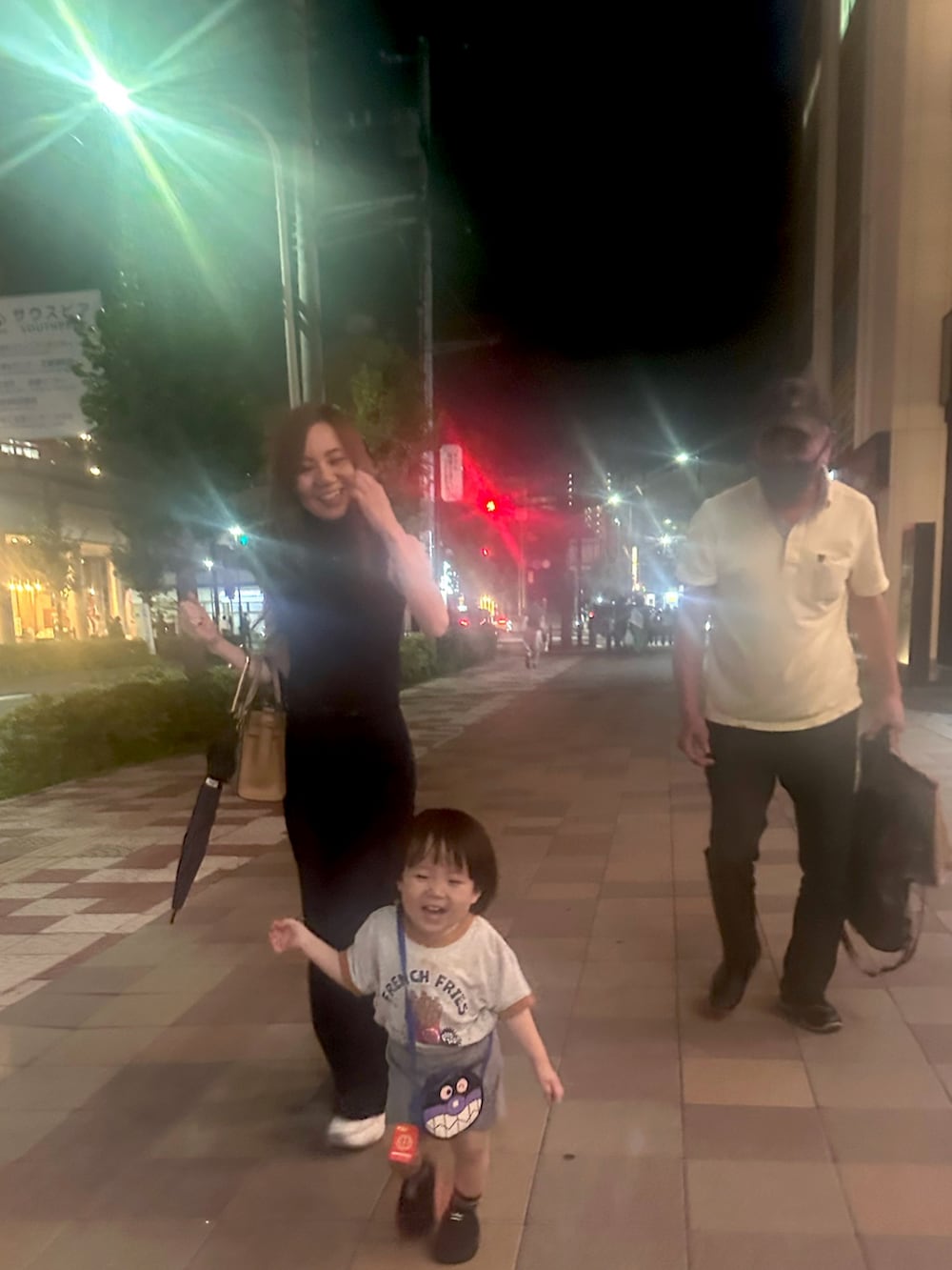 ブルー系のデニムパンツ、ブラック系のTシャツ/カットソー、ホワイト系のシューズを着用したメンズの秋コーディネートの5枚目の写真