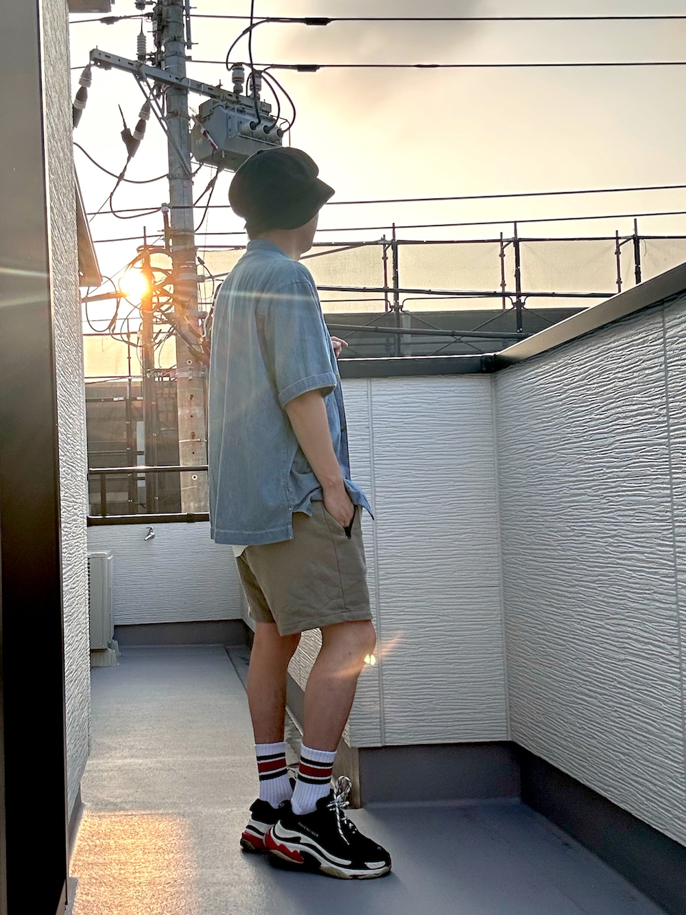 ブルー系のシャツ/ブラウス、ホワイト系のTシャツ/カットソー、グレー系のスウェットパンツを着用したメンズの夏コーディネートの2枚目の写真