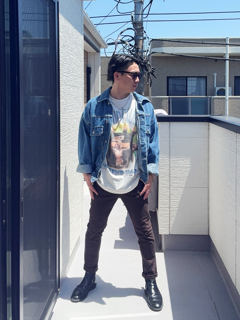 ブラウン系のその他パンツ、ホワイト系のTシャツ/カットソー、ブルー系のその他アウターを着用したメンズの春コーディネートの2枚目の写真