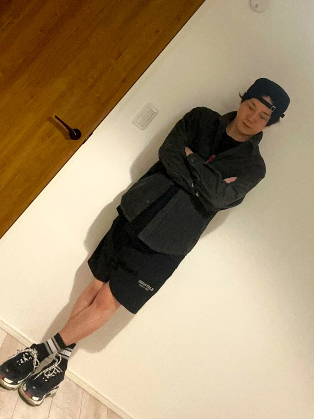 ブラック系のスウェットパンツ、ブラック系のシューズ、ブラック系のジャケット/アウターを着用したメンズの春コーディネートの4枚目の写真