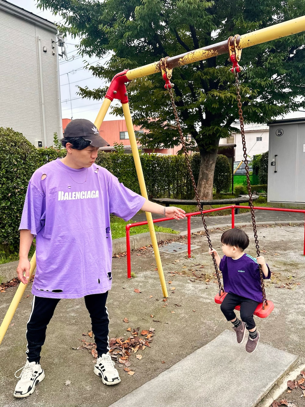 パープル系のTシャツ/カットソー、ブラック系のパンツ、ホワイト系のシューズを着用したメンズの秋コーディネートの2枚目の写真