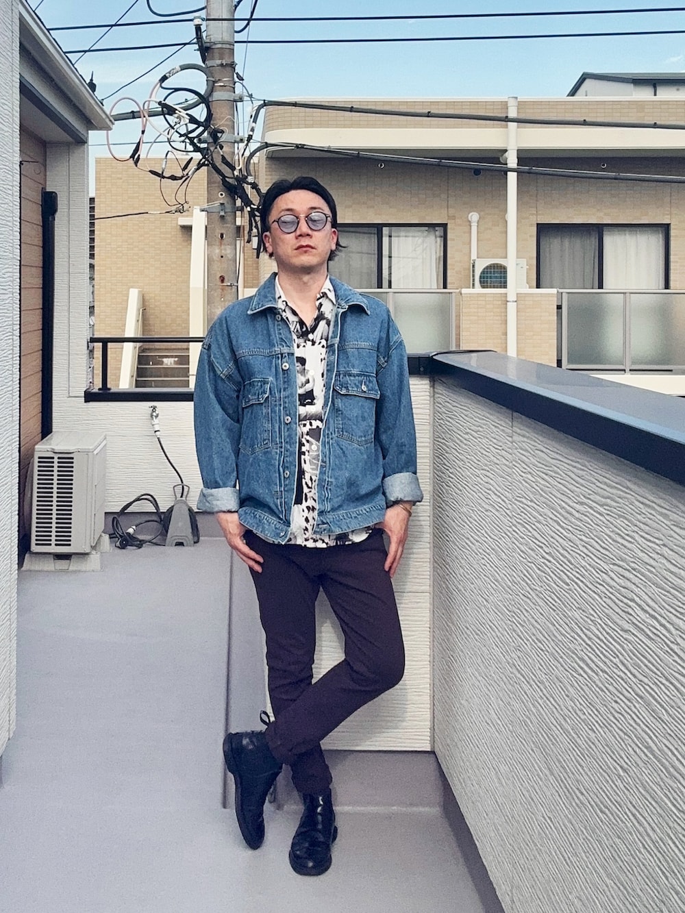ブラウン系のその他パンツ、ホワイト系のシャツ/ブラウス、ブルー系のその他アウターを着用したメンズの春コーディネートの2枚目の写真