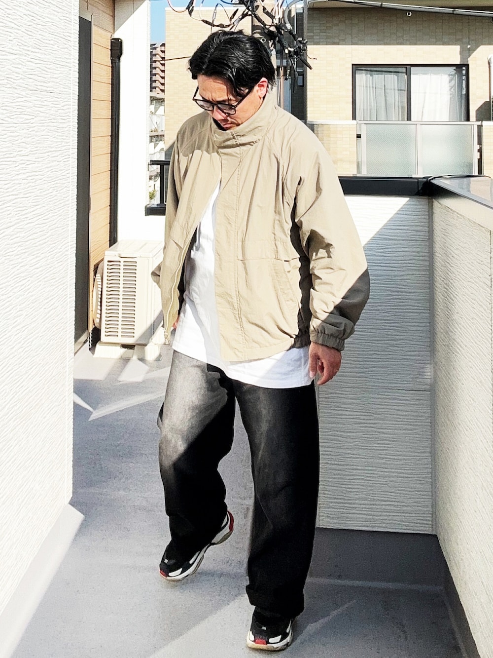 ベージュ系のブルゾン、ブラック系のデニムパンツ、ブラック系のシューズを着用したメンズの秋コーディネートの3枚目の写真
