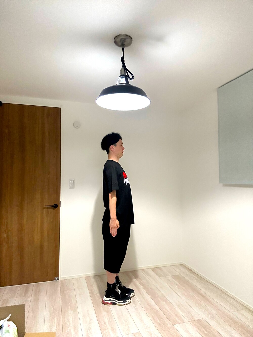 ブラック系のTシャツ/カットソー、ブラック系のその他パンツ、ブラック系のスニーカーを着用したメンズの春コーディネートの2枚目の写真