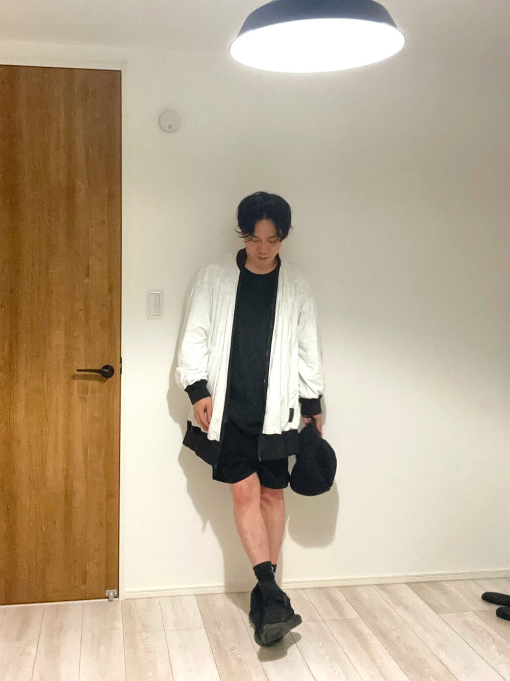 ブラック系のその他パンツ、ブラック系のスニーカー、ブラック系のトップスを着用したメンズの夏コーディネートの2枚目の写真