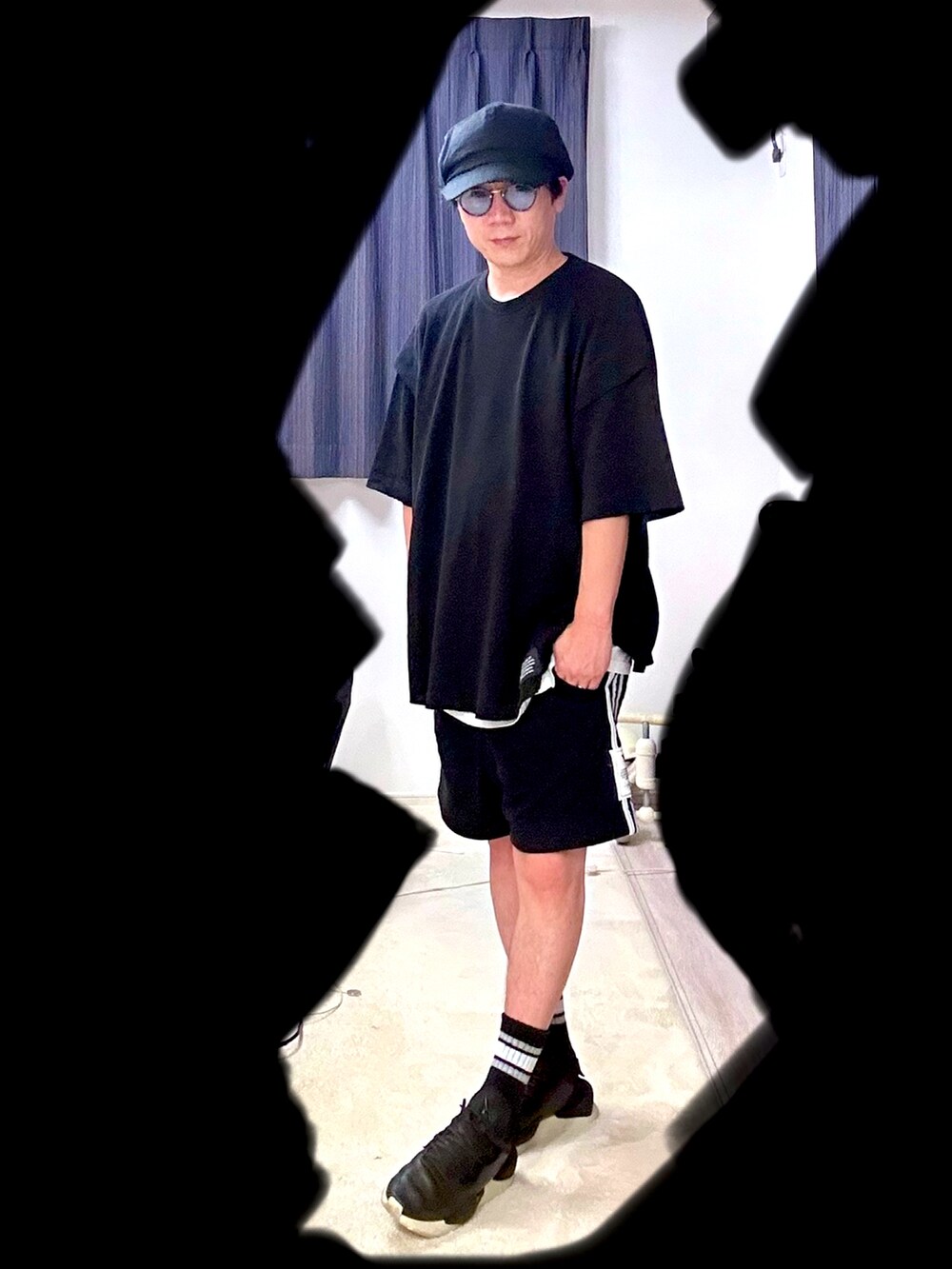 ブラック系のその他トップス、ブラック系のその他パンツ、ブラック系のスニーカーを着用したメンズの夏コーディネートの3枚目の写真