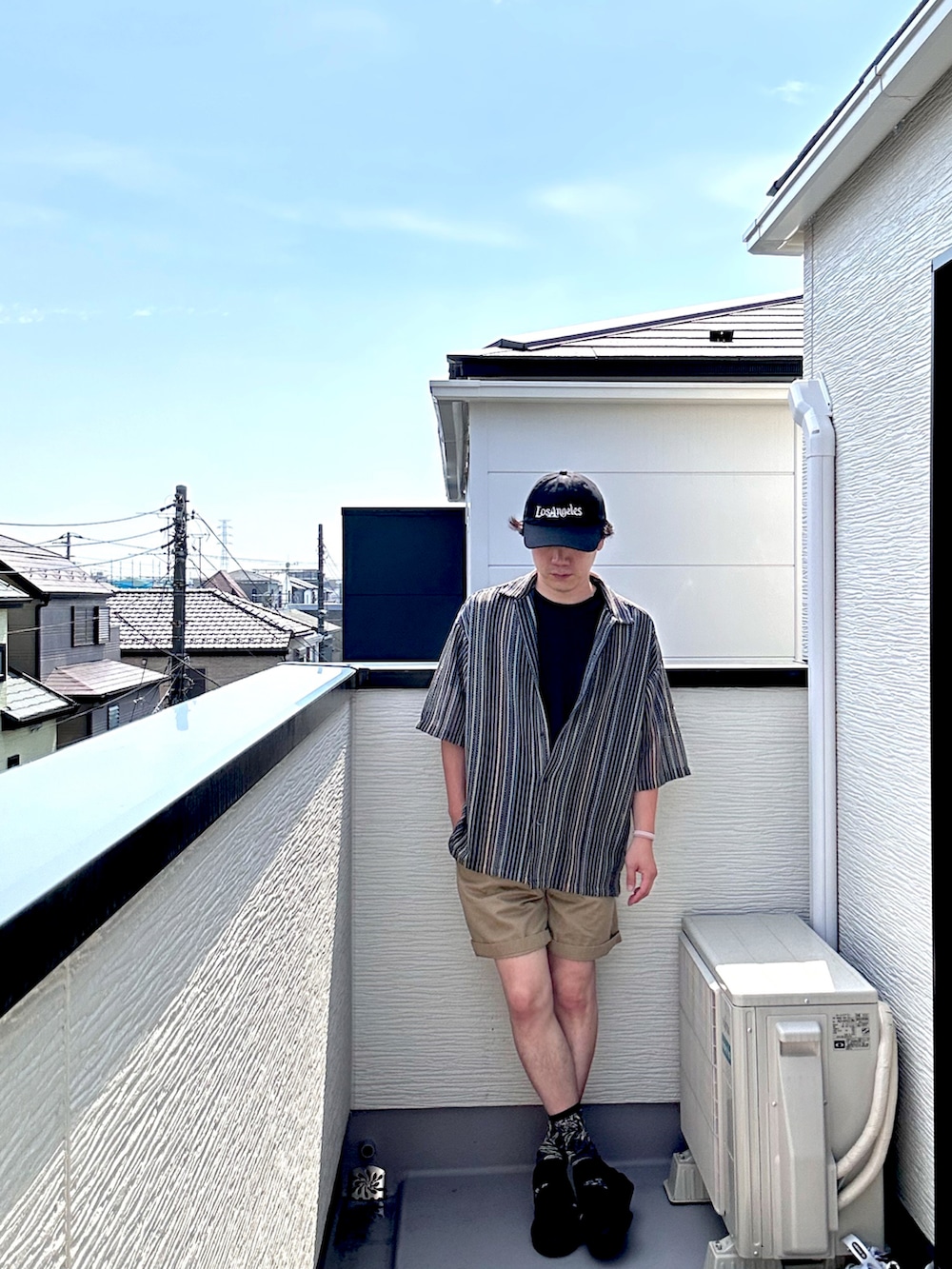 ブラウン系のシャツ/ブラウス、ベージュ系のパンツ、ブラック系のTシャツ/カットソーを着用したメンズの夏コーディネートの3枚目の写真