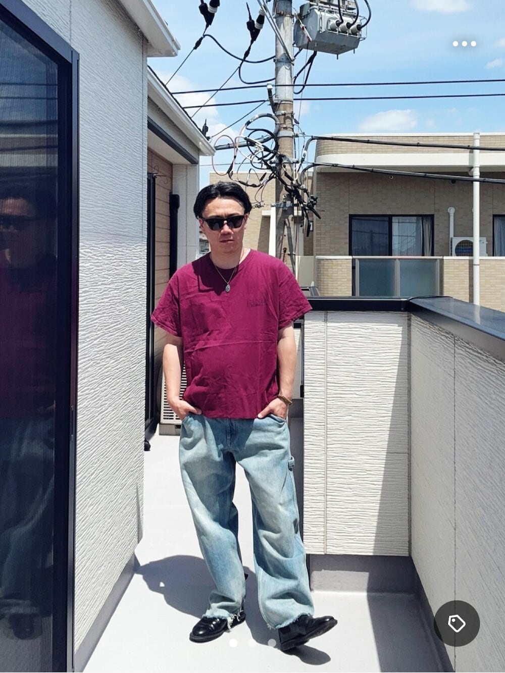 ブルー系のデニムパンツ、レッド系のTシャツ/カットソー、ブラック系のブーツを着用したメンズの春コーディネートの3枚目の写真