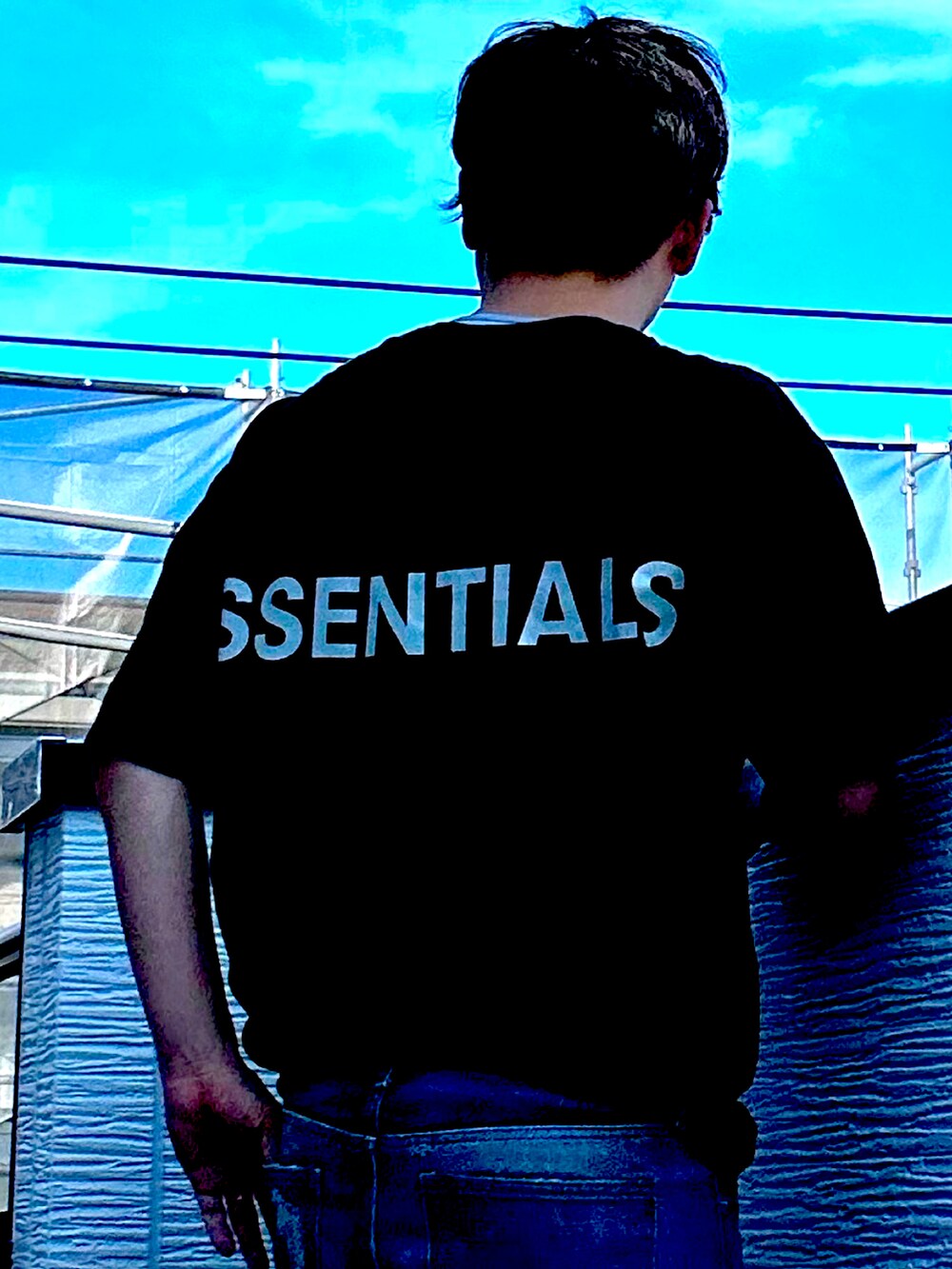 ブラック系のTシャツ/カットソー、グレー系のスウェットパンツ、ホワイト系のスニーカーを着用したメンズの夏コーディネートの4枚目の写真