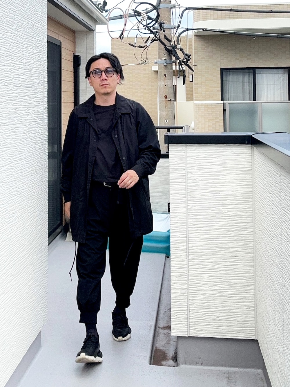 ブラック系のTシャツ/カットソー、ブラック系のジャケット/アウター、ブラック系のその他パンツを着用したメンズの秋コーディネートの2枚目の写真