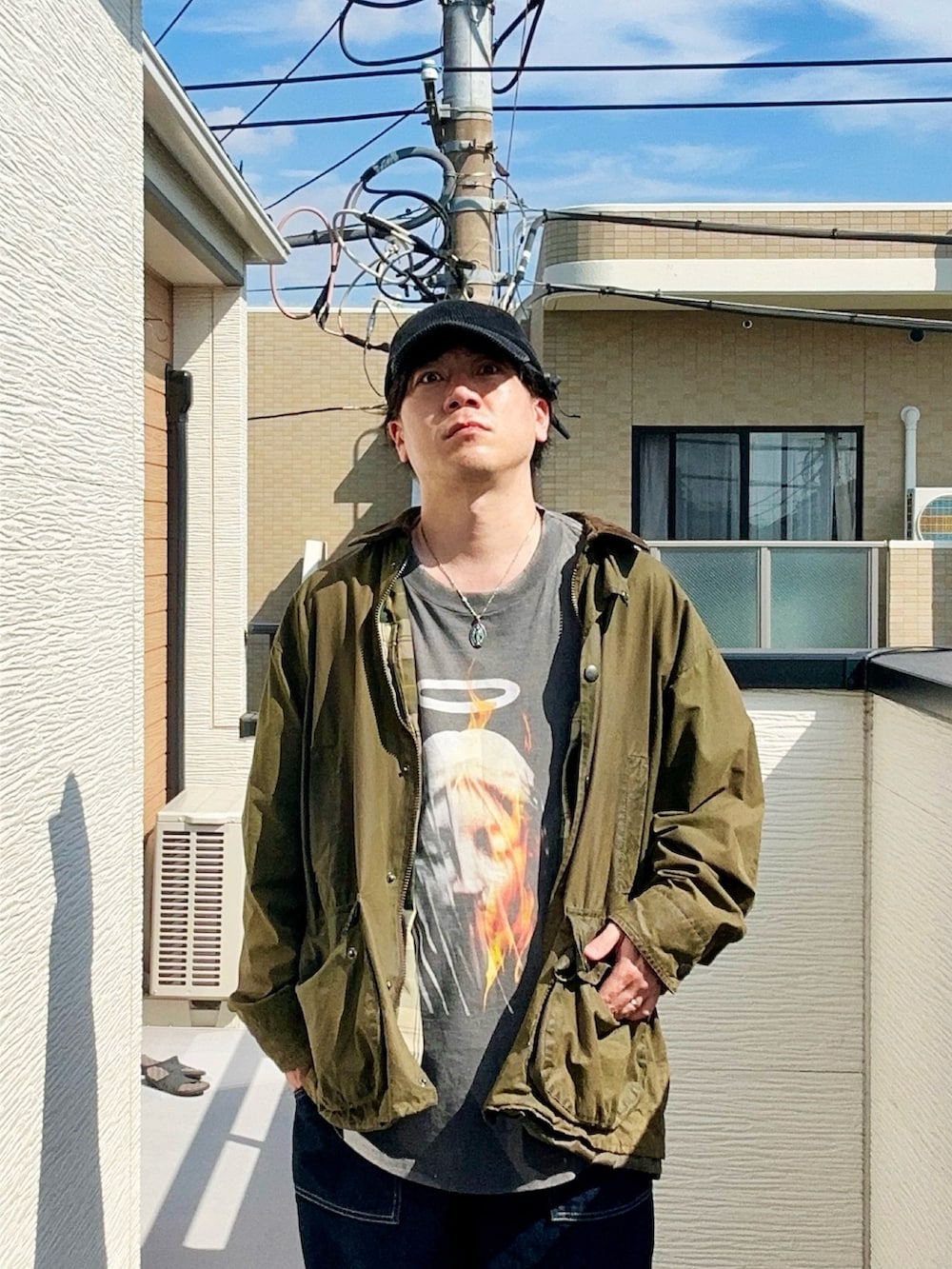 ブルー系のデニムパンツ、ブラック系のTシャツ/カットソー、グリーン系のジャケット/アウターを着用したメンズの秋コーディネートの4枚目の写真