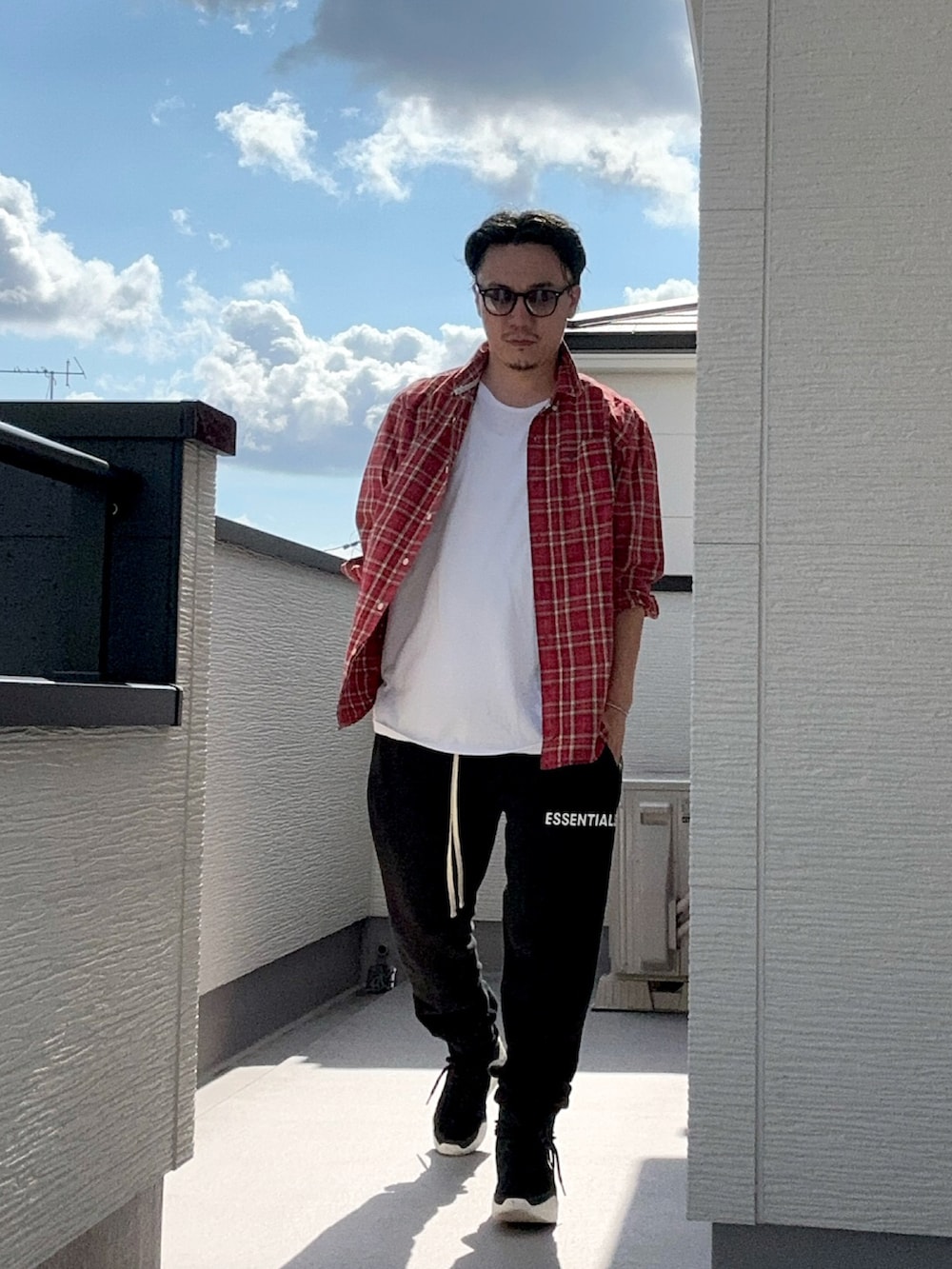 ホワイト系のTシャツ/カットソー、ブラック系のスウェットパンツ、ブラック系のスニーカーを着用したメンズの夏コーディネートの2枚目の写真