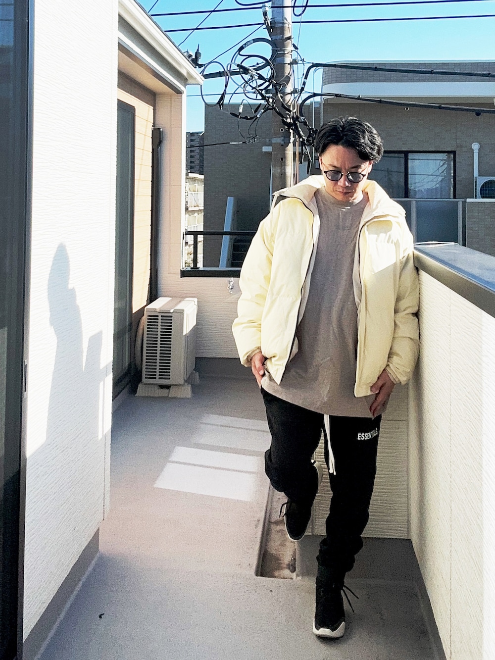 グレー系のTシャツ/カットソー、ブラック系のスウェットパンツ、ブラック系のスニーカーを着用したメンズの冬コーディネートの2枚目の写真